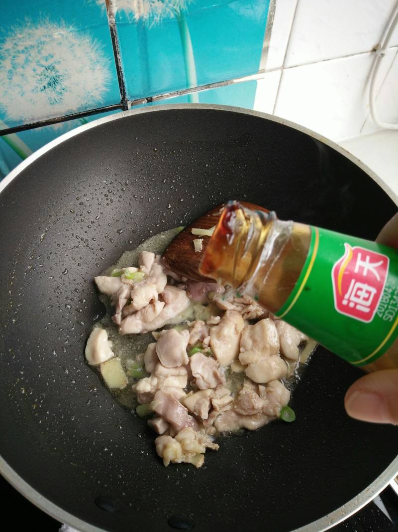 鸡腿肉炒彩椒黄瓜片的做法步骤：8