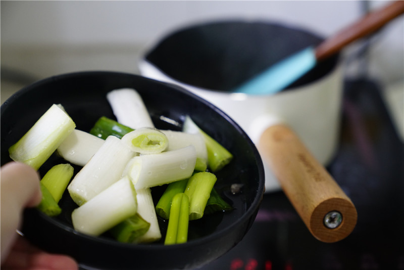 大葱肉片烧闸蟹的做法步骤：3