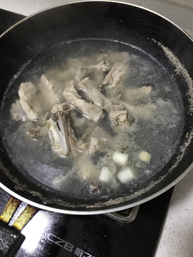 排骨炖豆角的做法步骤：1