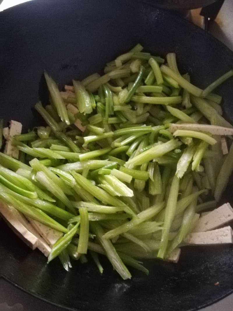 芹菜炒豆腐的做法步骤：5