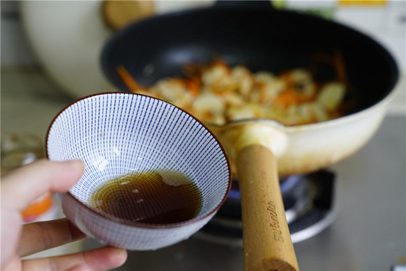 牛肉酱炒年糕的做法步骤：6