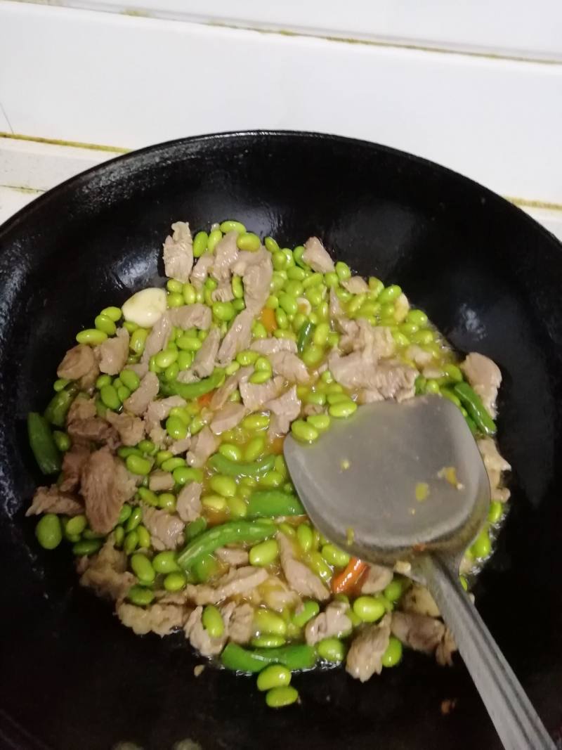 青豆炒肉的做法步骤：6