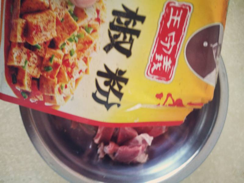 牛肉爆炒三色手撕香菇的做法步骤：12