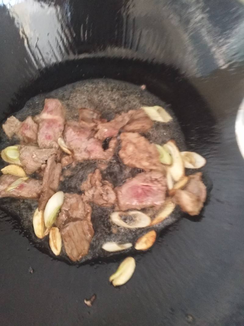 牛肉爆炒三色手撕香菇的做法步骤：14