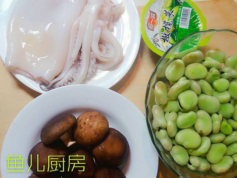 鲜鱿香菇绿蚕豆──鱼儿厨房私房菜的做法步骤：1