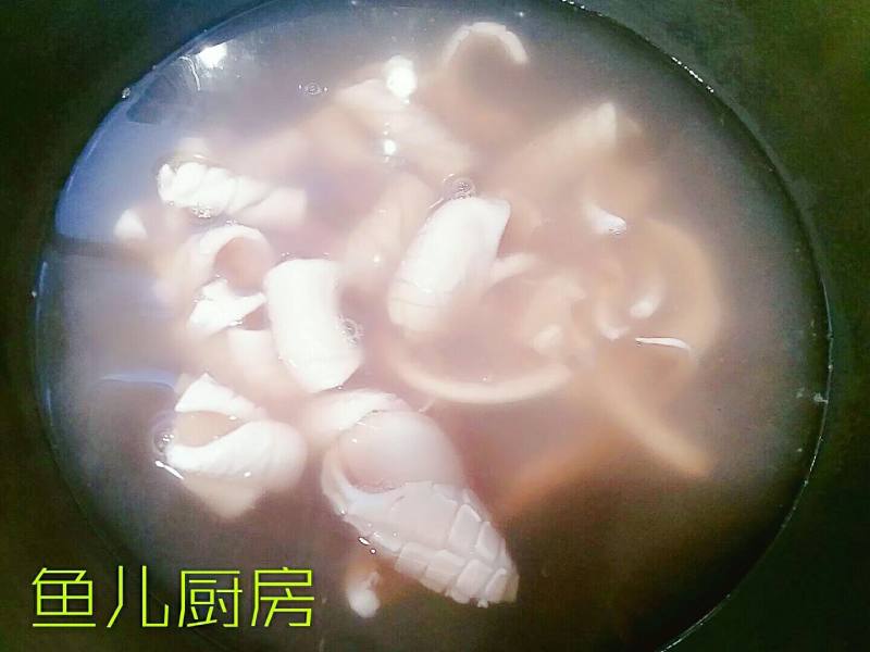 鲜鱿香菇绿蚕豆──鱼儿厨房私房菜的做法步骤：8