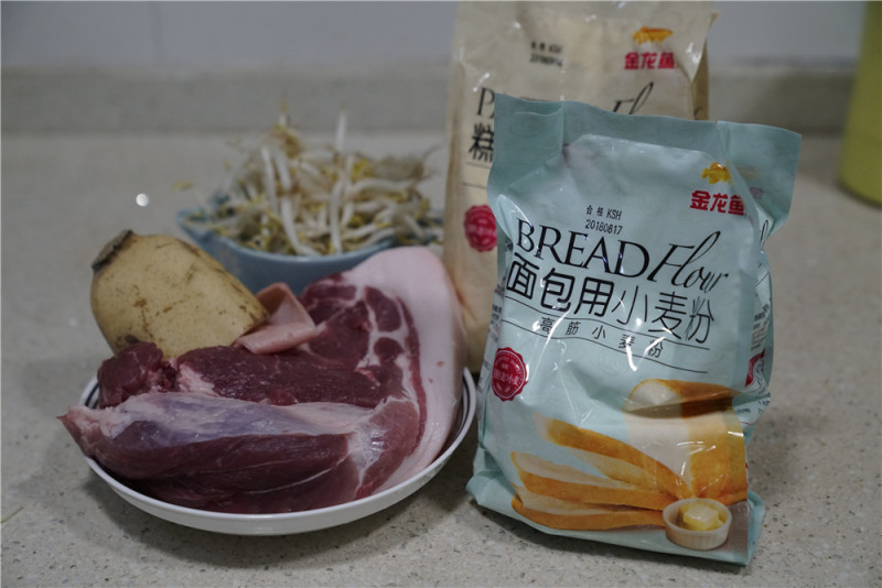 肉酱藕丁拌面的做法步骤：1