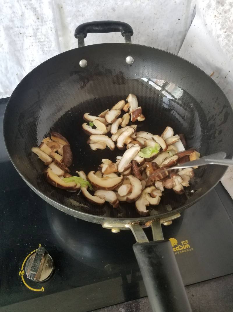 白菜香菇牛肉丸炖粉条的做法步骤：2