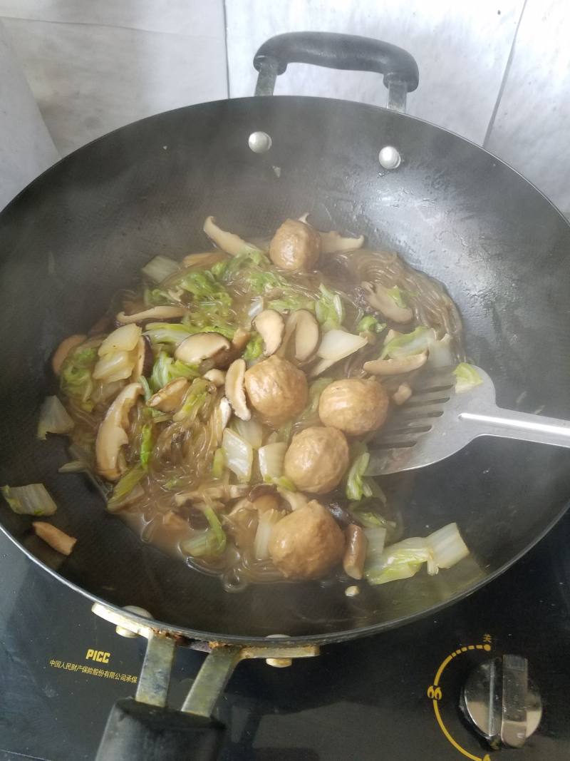 白菜香菇牛肉丸炖粉条的做法步骤：5