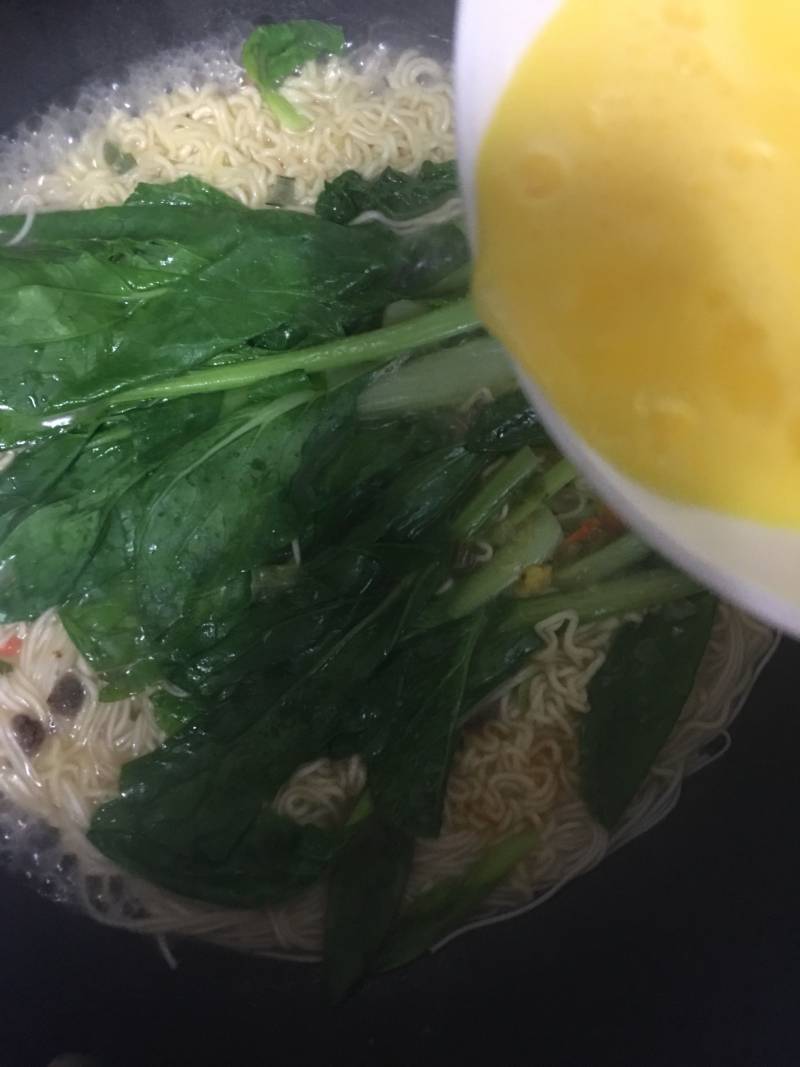 油菜鸡蛋热汤面的做法步骤：7