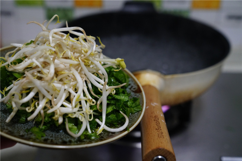 豆芽青菜汤饺的做法步骤：4