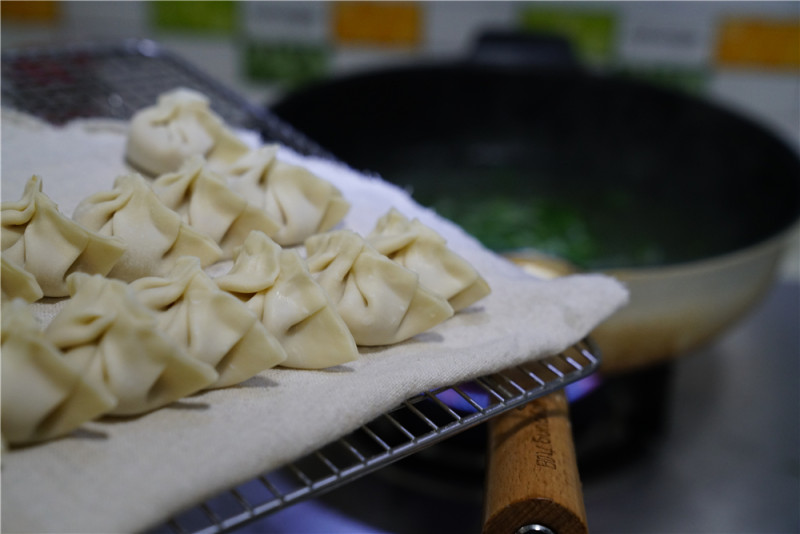 豆芽青菜汤饺的做法步骤：5