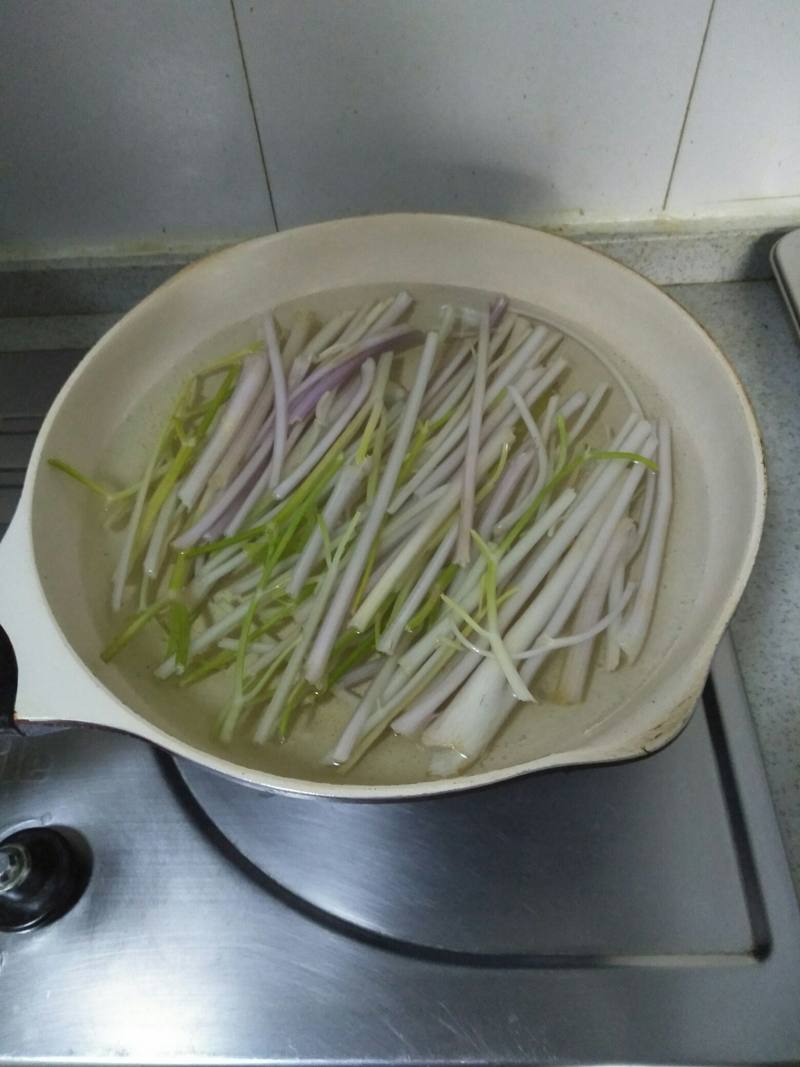 油豆腐炒芹菜的做法步骤：2