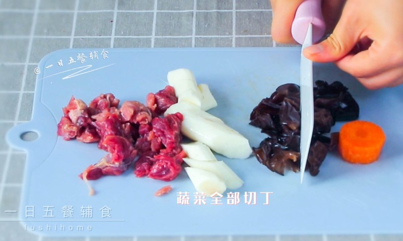 蔬菜牛肉小方的做法步骤：2