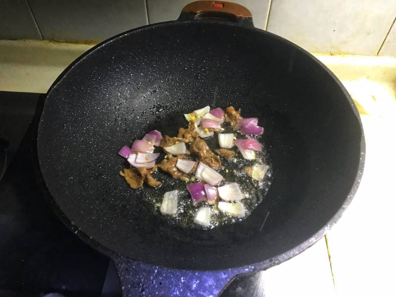 魔芋牛肝菌炒牛肉的做法步骤：4