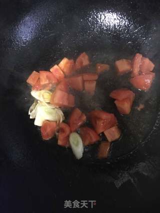 西红柿鸡蛋面的做法步骤：3