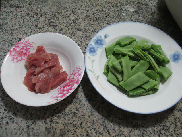 里脊肉炒油豆角的做法步骤：1