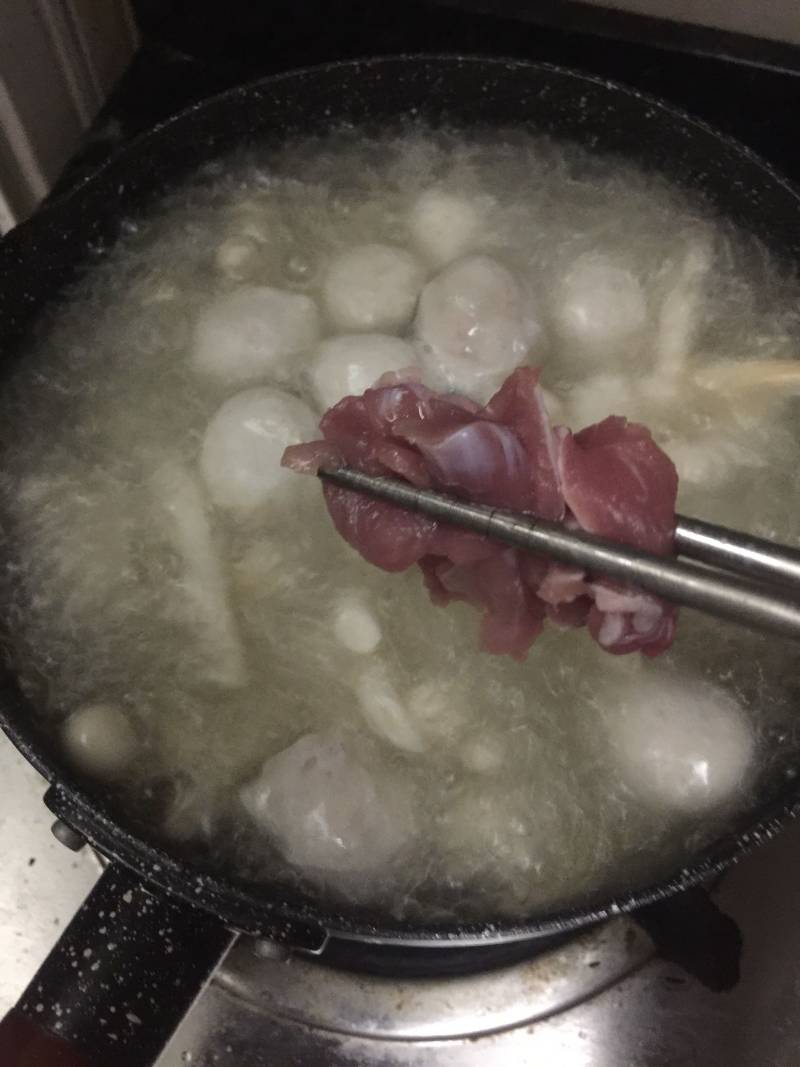 白玉菇瘦肉肉丸汤的做法步骤：8