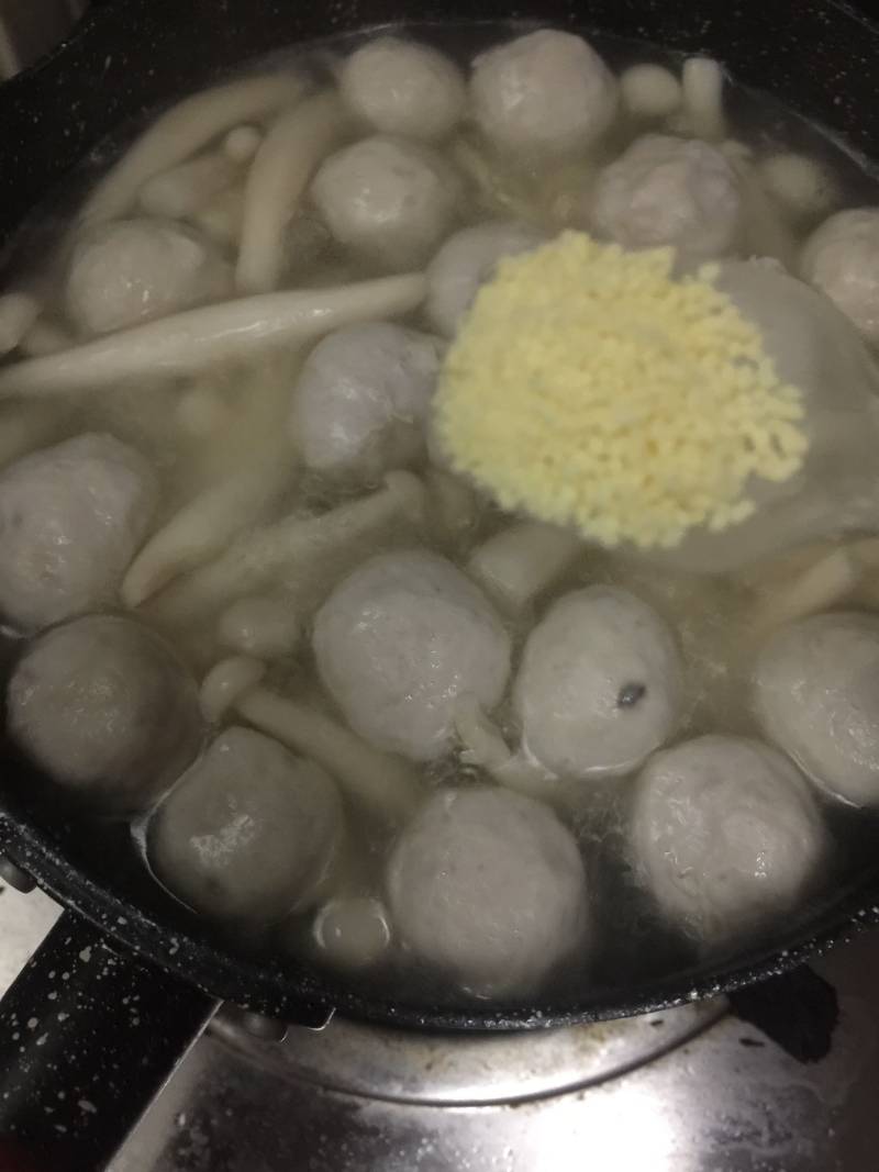 白玉菇瘦肉肉丸汤的做法步骤：9