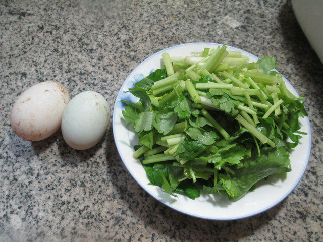 鸭蛋炒芹菜的做法步骤：1