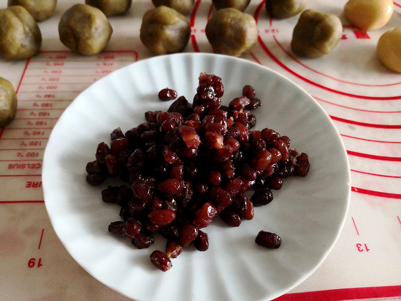 绿豆沙蜜豆月饼的做法步骤：4