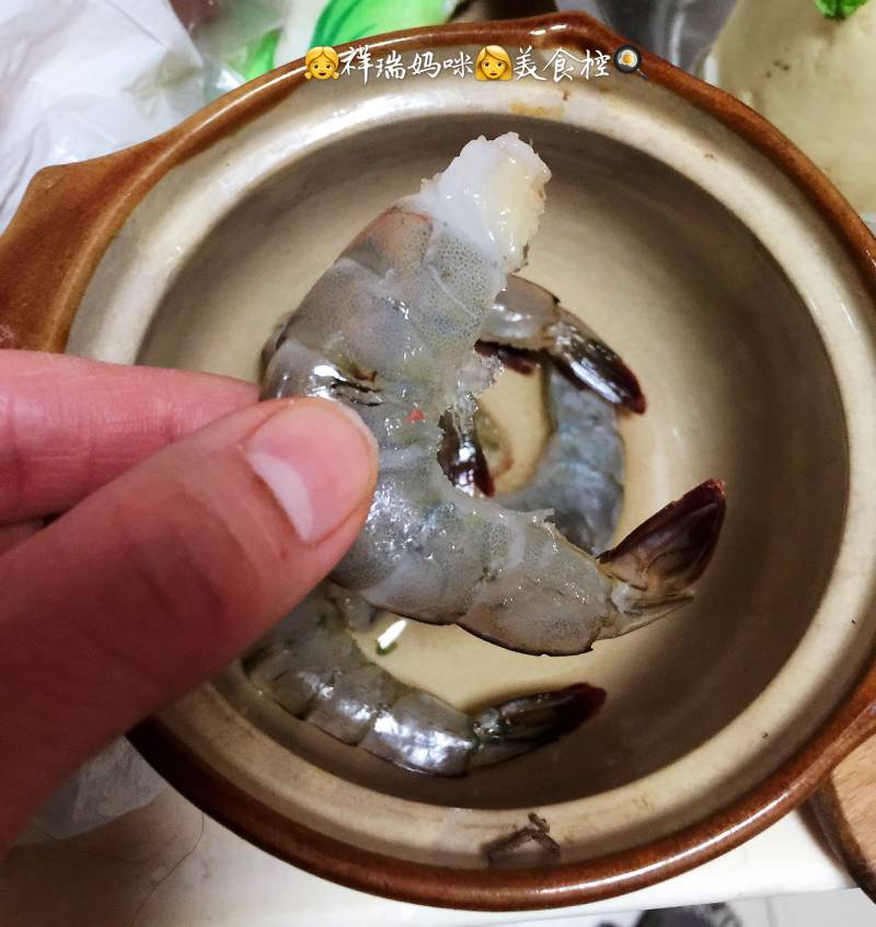 祥瑞餐桌大虾胡萝卜儿童水饺的做法步骤：1