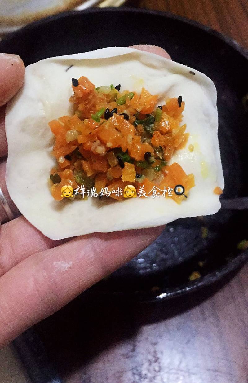 祥瑞餐桌大虾胡萝卜儿童水饺的做法步骤：9