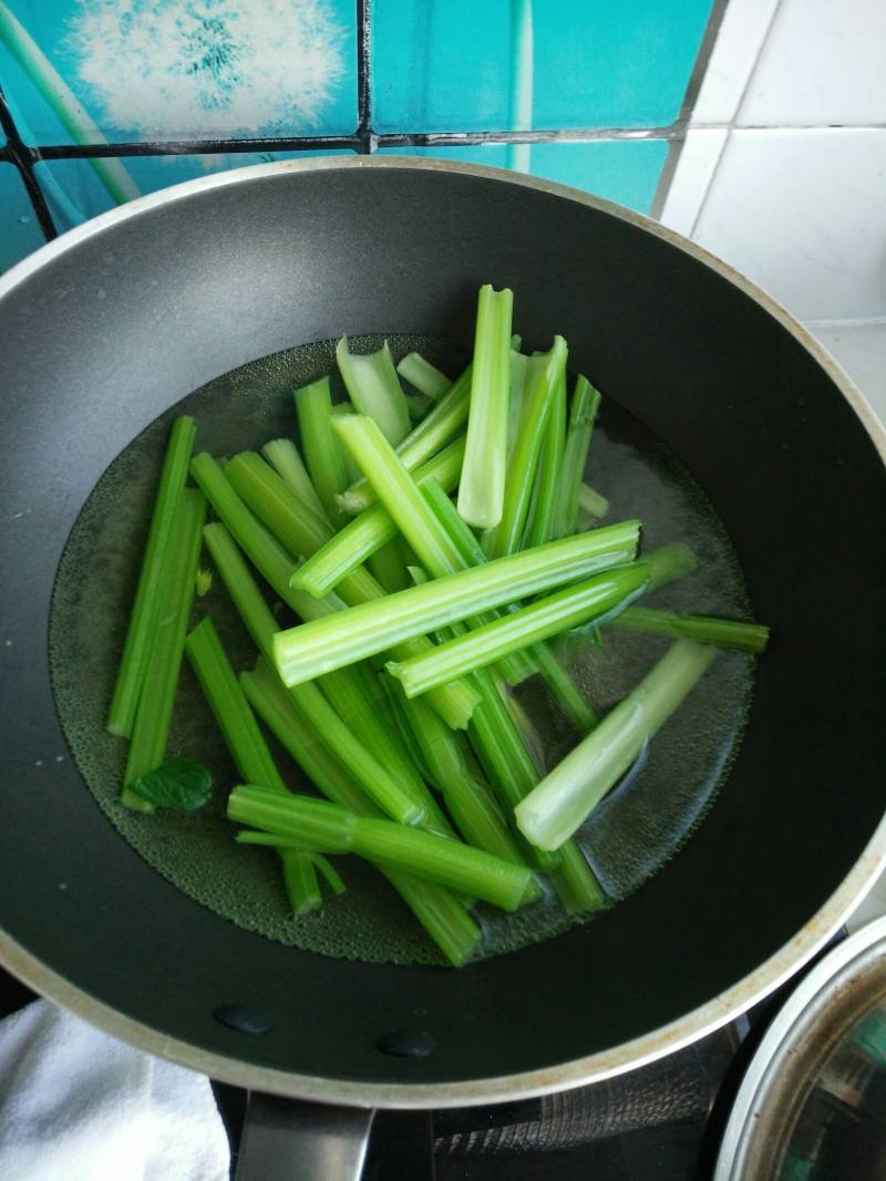 芹菜鸡蛋水饺的做法步骤：1