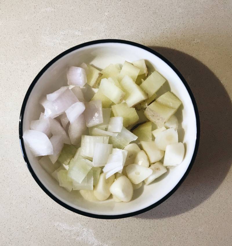 酸甜可口的菠萝鸡丁,不管怎样吃,都很美味的做法步骤：2