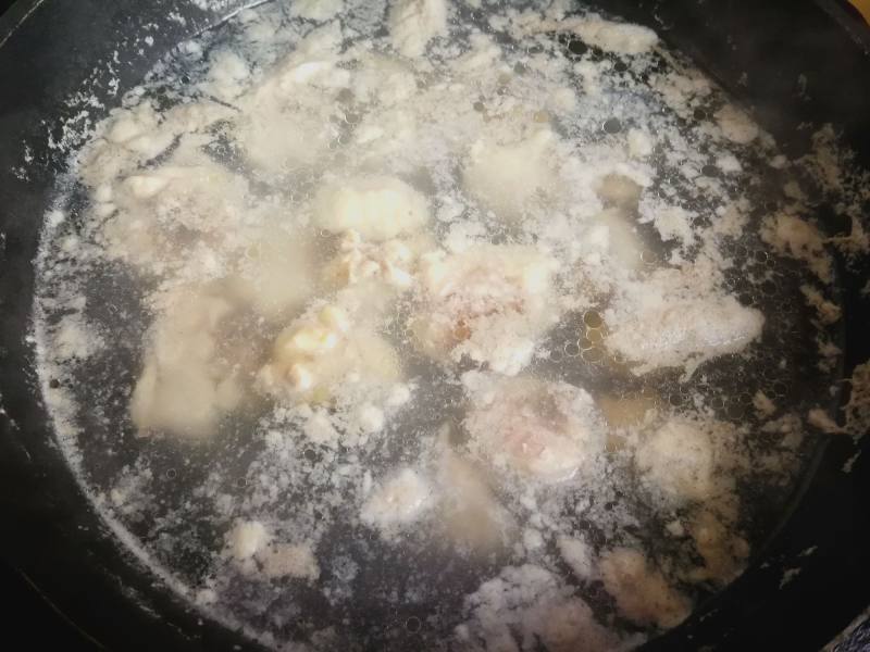 香菇土豆炖鸡腿的做法步骤：4