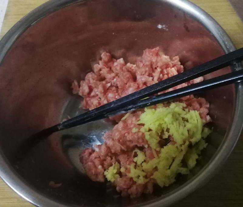 茼蒿菜馄饨的做法步骤：2