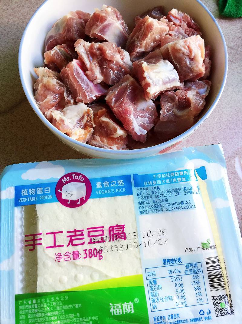 豆腐焖排骨的做法步骤：1