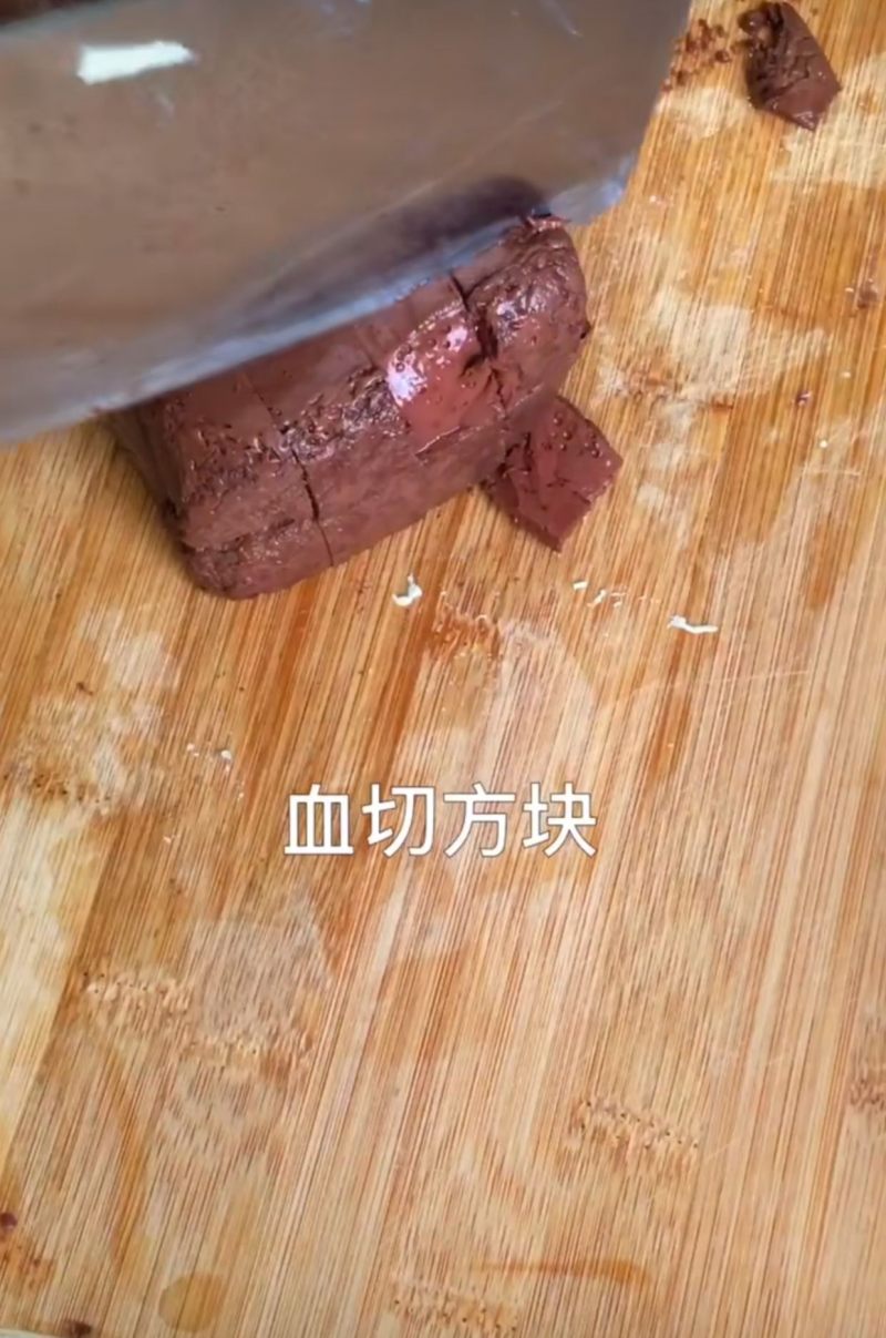 家庭资质豆腐炖鸭血的做法步骤：2