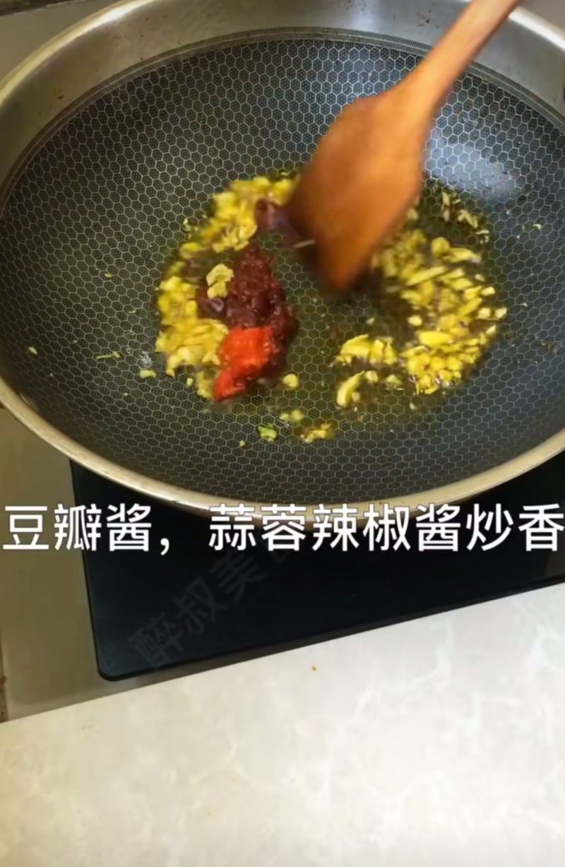 家庭资质豆腐炖鸭血的做法步骤：6