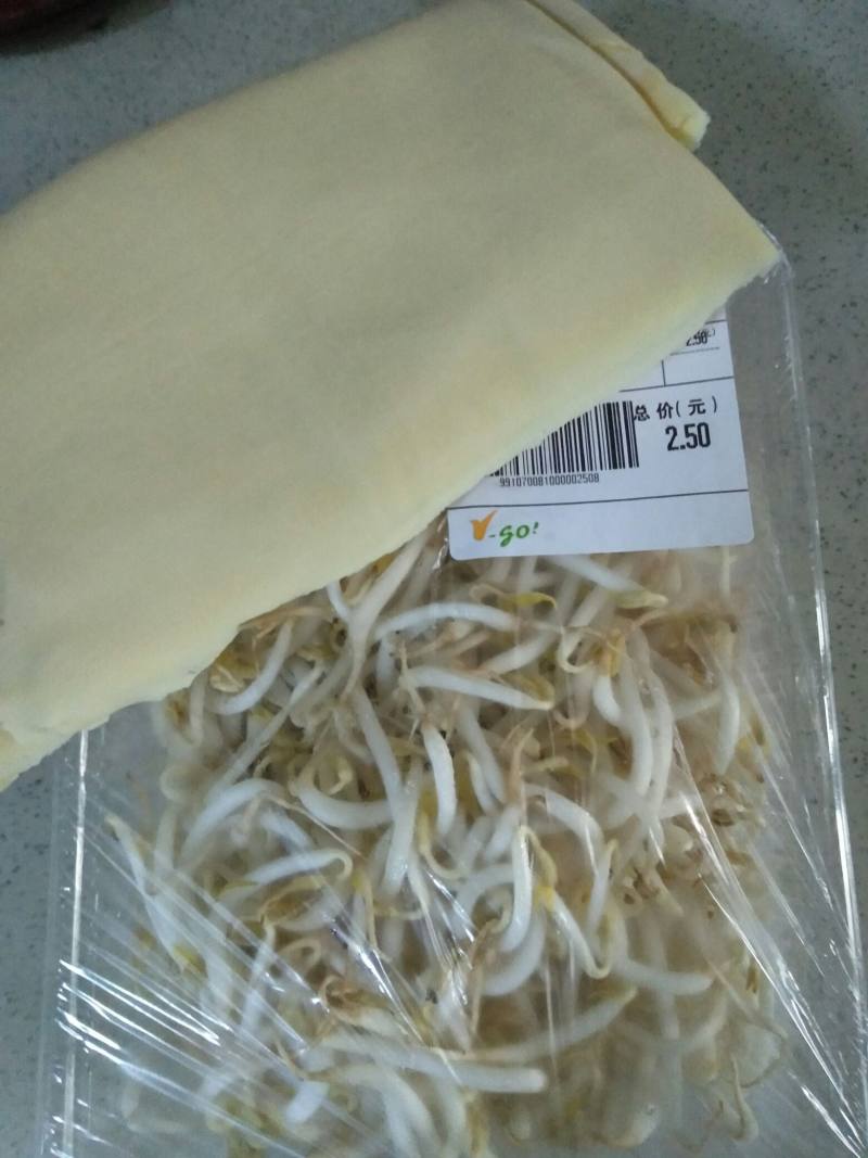 干豆腐炒豆芽的做法步骤：1