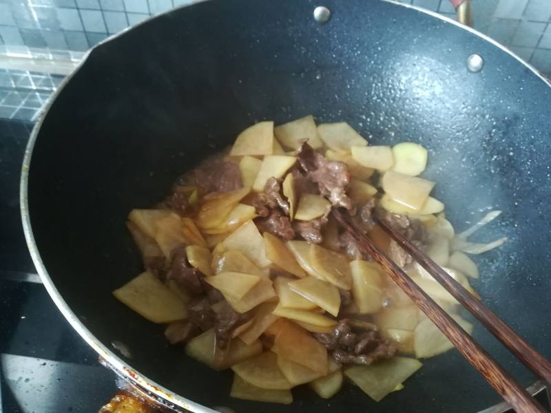 土豆炒牛肉的做法步骤：8