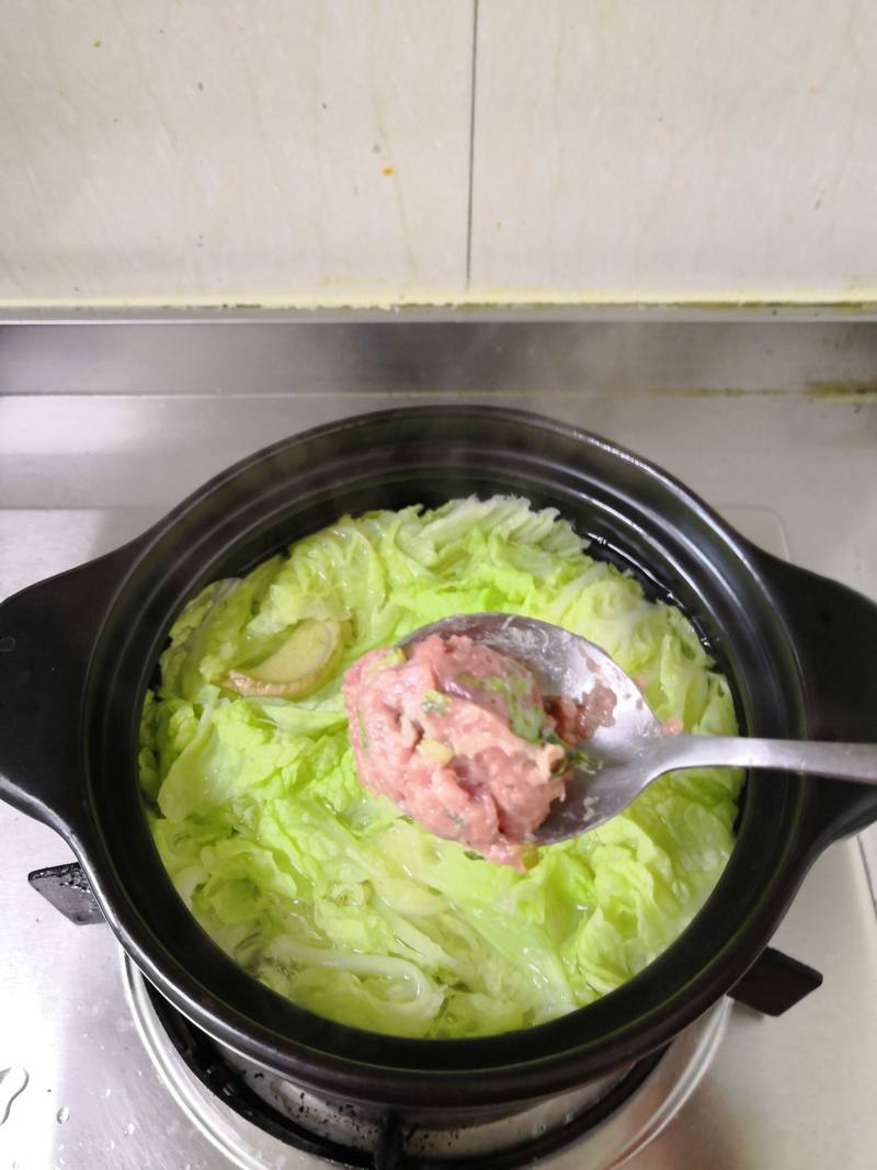 白菜汆香菜肉丸的做法步骤：5