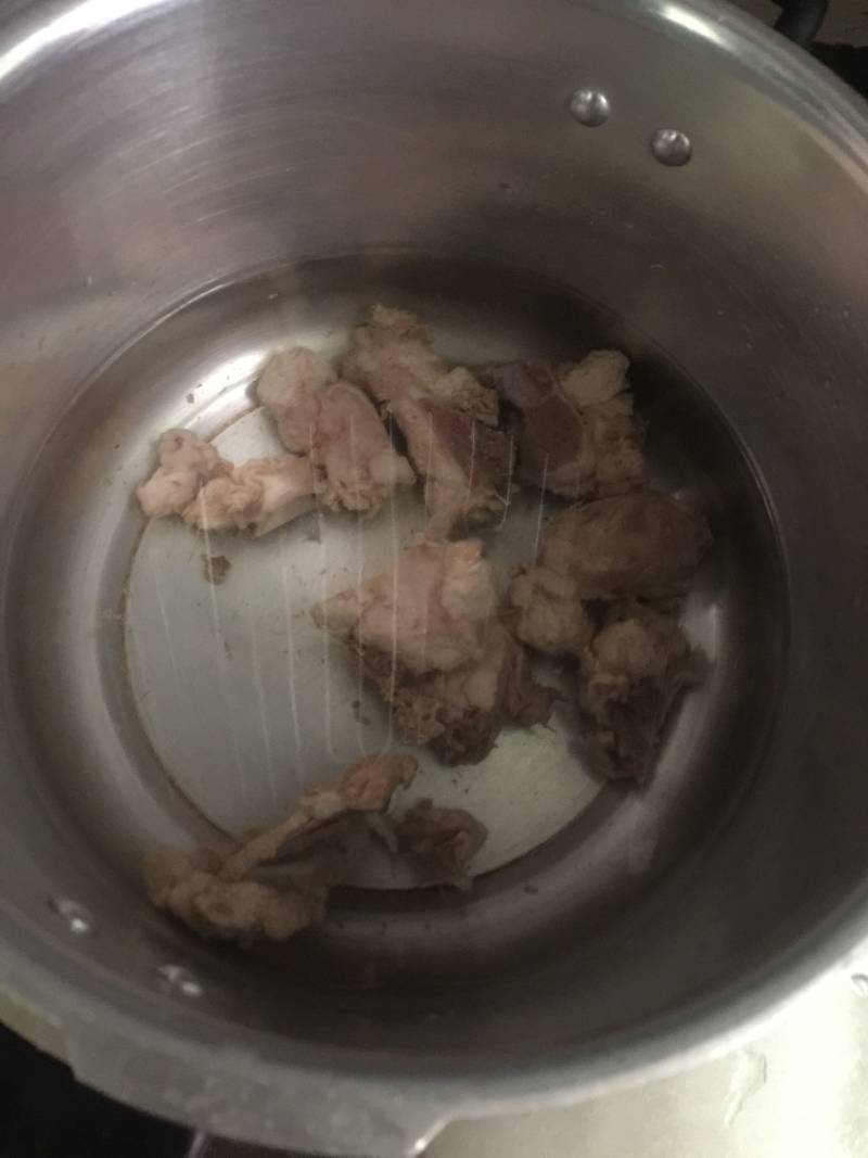 白萝卜油豆腐龙骨汤的做法步骤：2