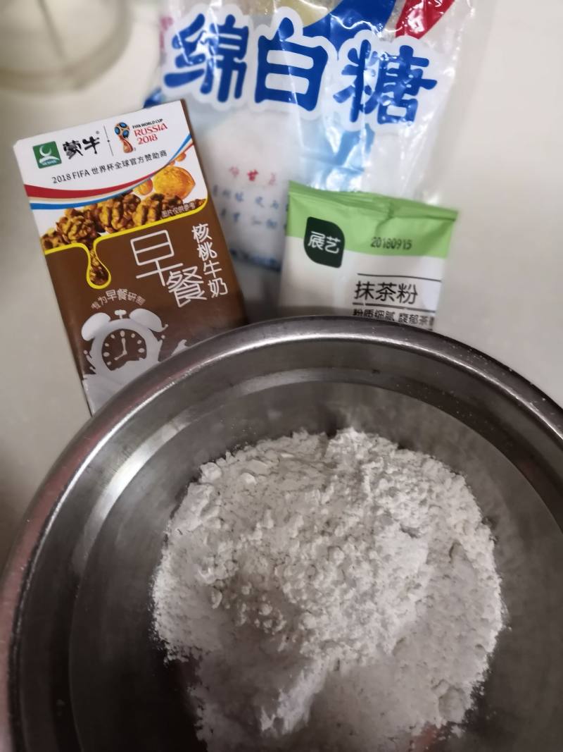 抹茶戚风小蛋糕的做法步骤：4