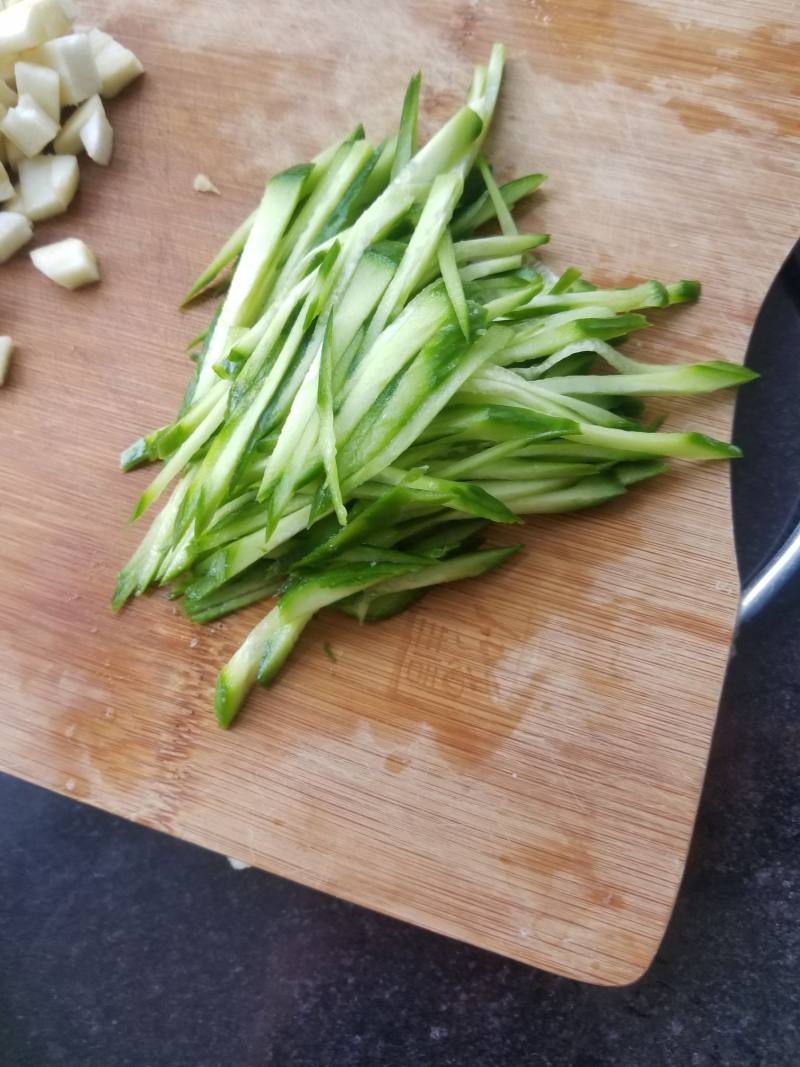 鸡蛋茄丁炸酱面的做法步骤：2