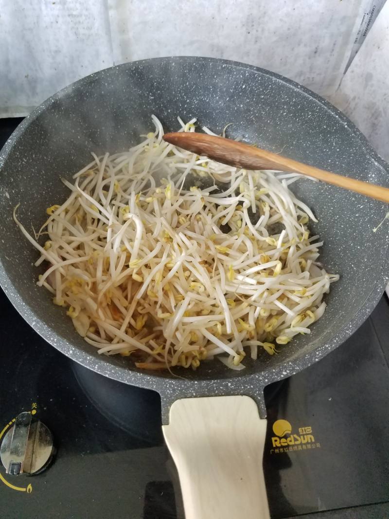 鸡蛋豆芽炒挂面的做法步骤：7