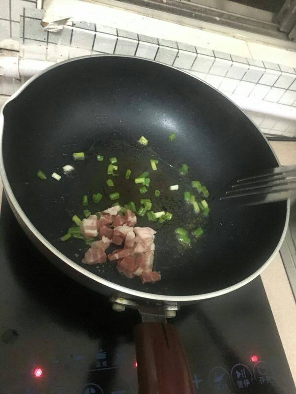 青椒肉丝炒饭的做法步骤：2