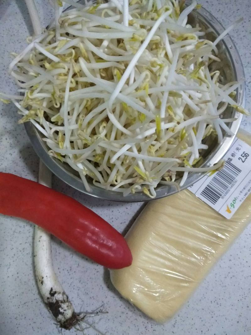 干豆腐豆芽炒甜椒的做法步骤：1