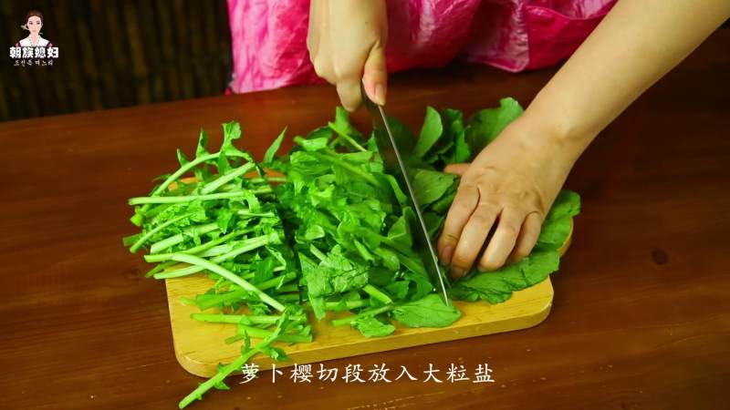 老妈的私房菜——萝卜樱水泡菜的做法步骤：1