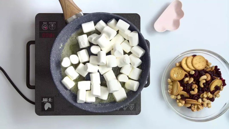 草莓坚果雪花酥的做法步骤：4