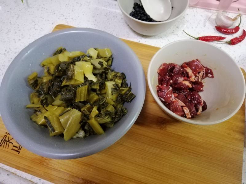 酸菜炒牛肉的做法步骤：2