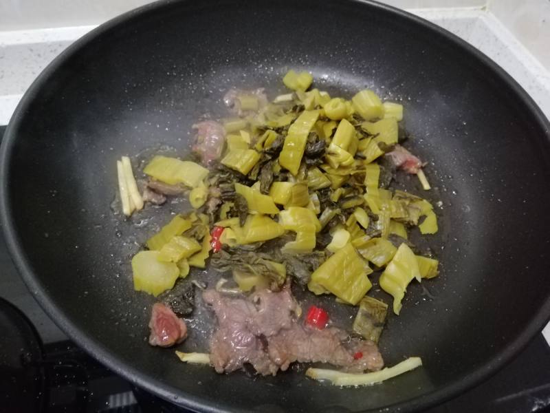 酸菜炒牛肉的做法步骤：6