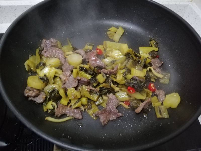 酸菜炒牛肉的做法步骤：7