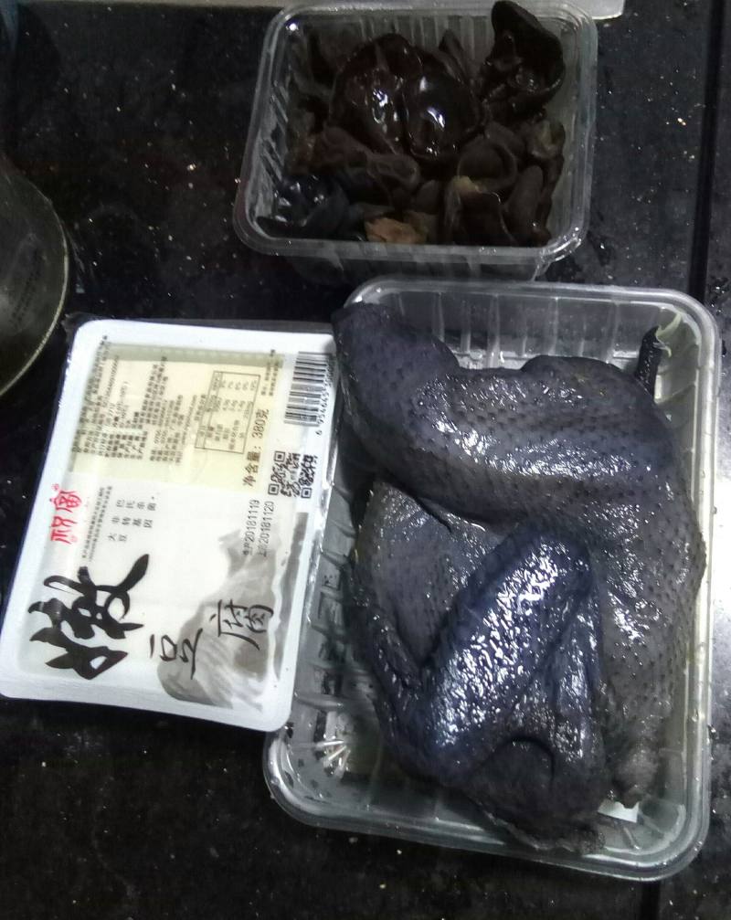 木耳豆腐蒸乌鸡的做法步骤：1