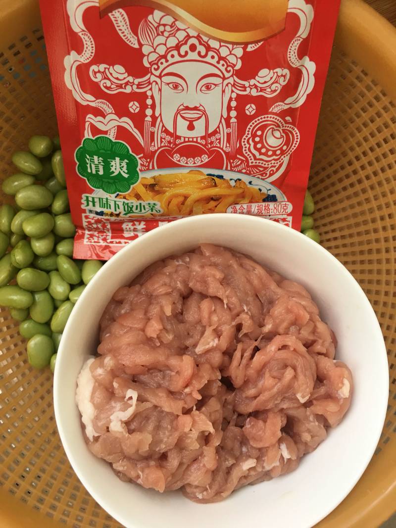 榨菜肉丝炒毛豆的做法步骤：1